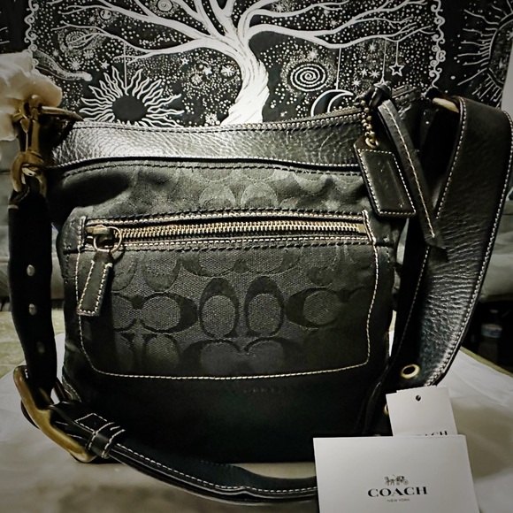 Vintage Coach soho shoulder Bag Black with Gold Accents - Picture 16 of 17